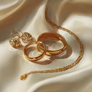 Gold jewelry for warm undertones