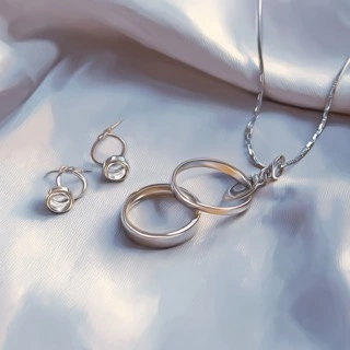 Silver jewelry for cool undertones